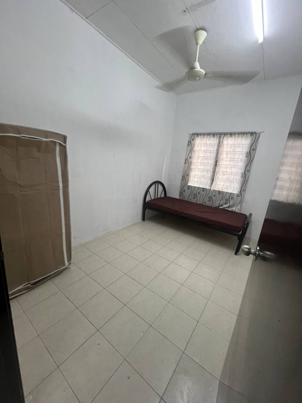 Bilik S4 di Bilik Sewa Lelaki Pasir Gudang Jalan Kelisa